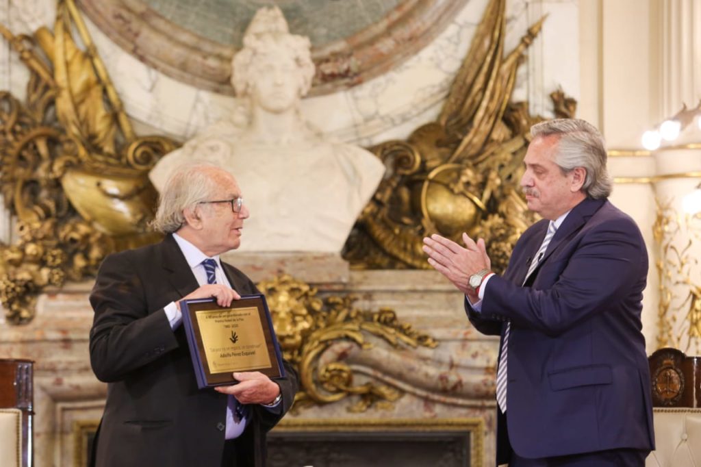 En un reconocimiento el Nobel de la Paz argentino Pérez Esquivel dijo que la esclavitud de nuestros pueblos tiene otro rostro y es el FMI