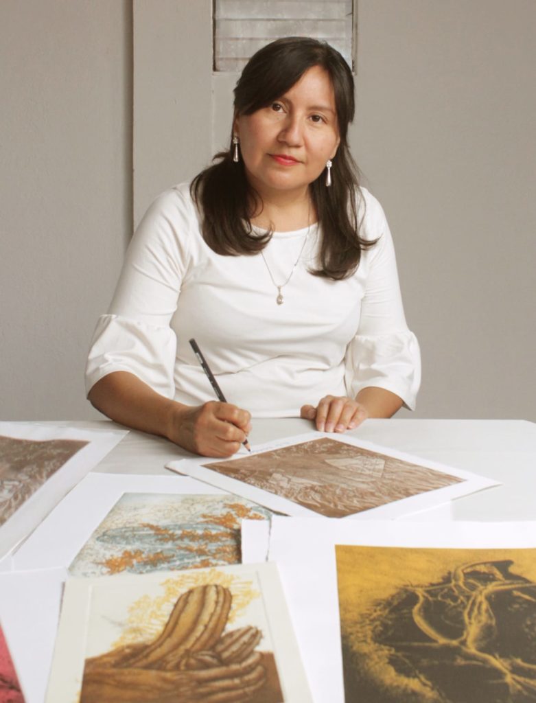 LA ARTISTA PLÁSTICA MERCEDES LÓPEZ CALVO, CON SU INCANSABLE PREPARACIÓN, AHORA COMO HISTORIADORA DE ARTE.