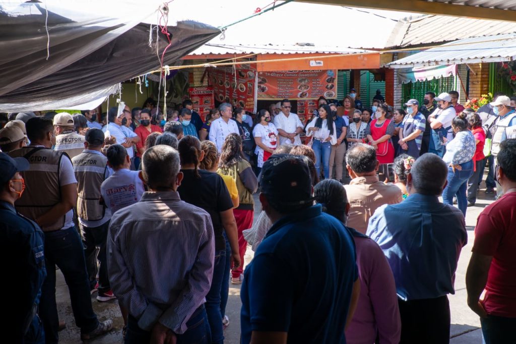 Presidente Municipal de Oaxaca de Juárez-México, pone en marcha remodelación de las áreas de pan y alimentos en mercado de abasto