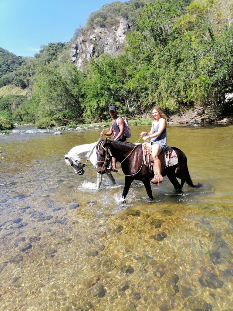 Hermosos tours disfruta con: «Manialtepec a Caballo»
