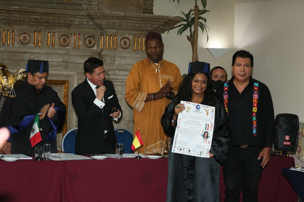 Recibió el Doctorado Honoris Causa por su contribución en la salud: Karen Palma Robledo.
