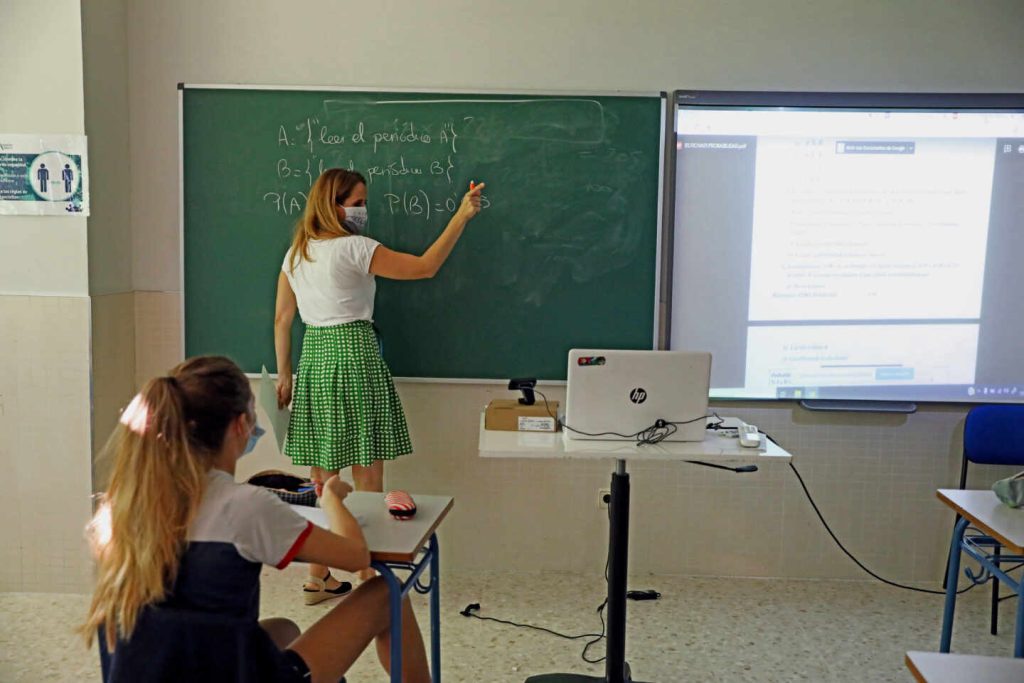 Uno de cada tres docentes asegura que el curso arranca con menos unidades en su centro educativo