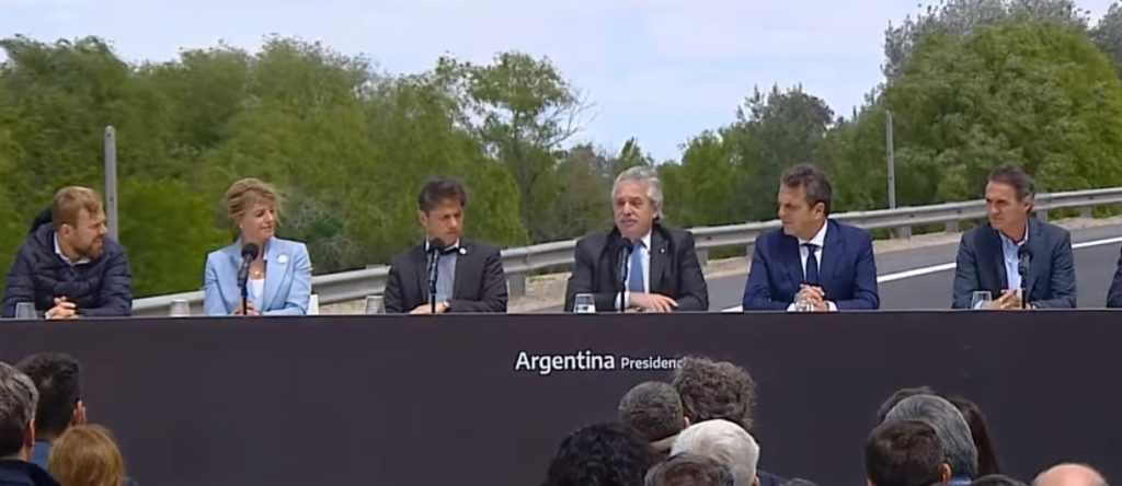 Fernández no fue a ningún acto por el 17 de octubre y prefirió criticar el libro de Macri en una inauguración