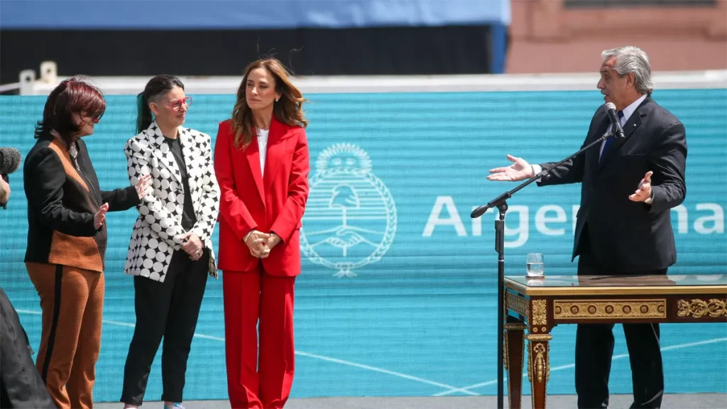 Fernández tomó juramento a sus nuevas ministras a modo de relanzamiento de su complicada gestión