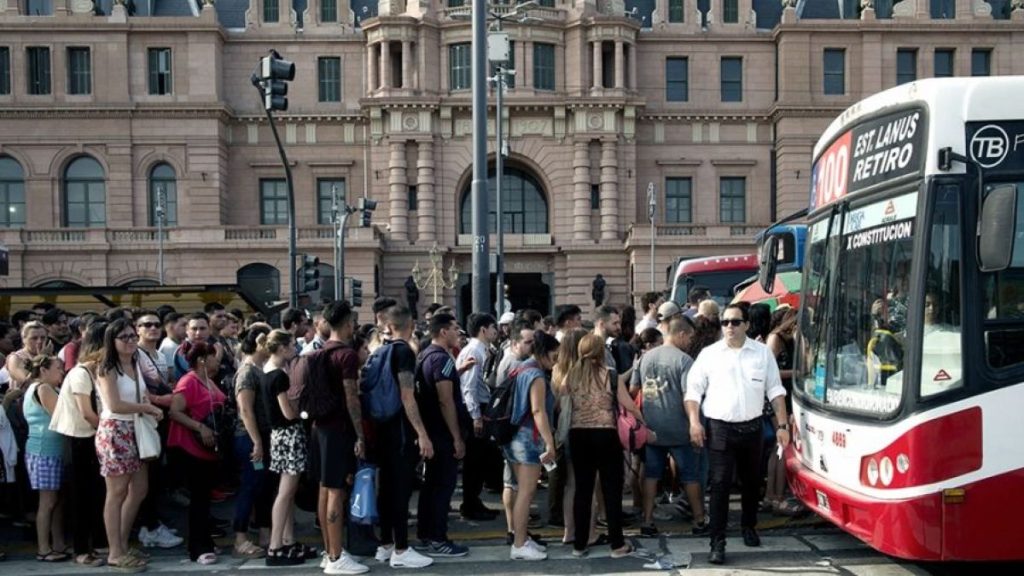 El Gobierno argentino anunció otro aumento del 40% en el transporte público en todo el país