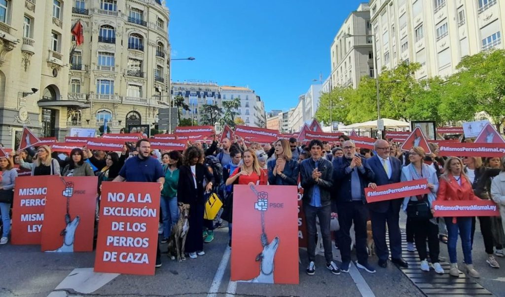 «Mismos perros, misma ley», contra la enmienda del PSOE