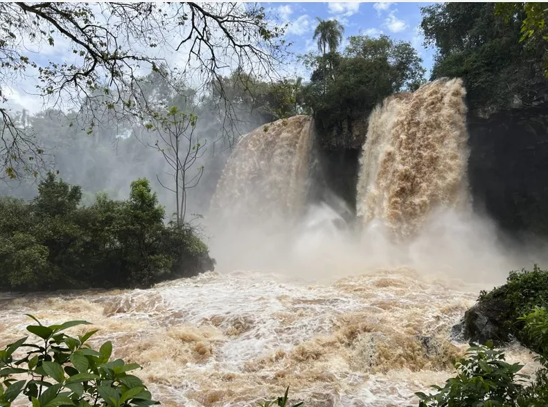 Cataratas del Iguazú bajo un caudal de agua en aumento