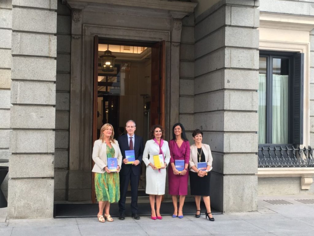 Montero entrega el ‘libro amarillo’ de los PGE de 2023 al Congreso