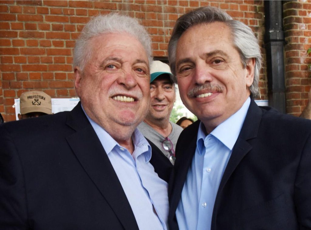 Polémica por el homenaje al ex ministro de Salud que promovió vacunaciones irregulares