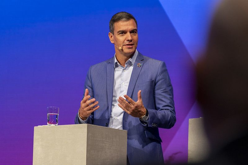Una democracia no rinde tributos ni a los dictadores ni a sus secuaces