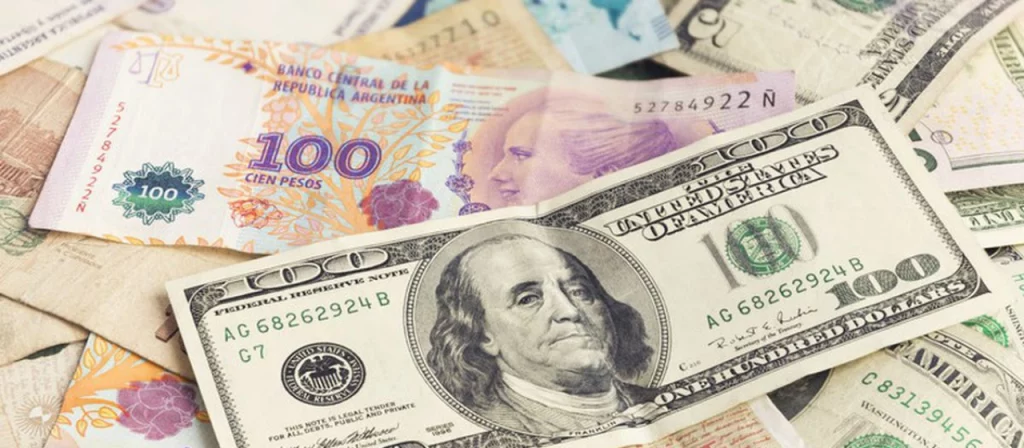 El dólar informal supera su récord histórico y llega a los $356. Aumenta la presión inflacionaria y la licuación del salario