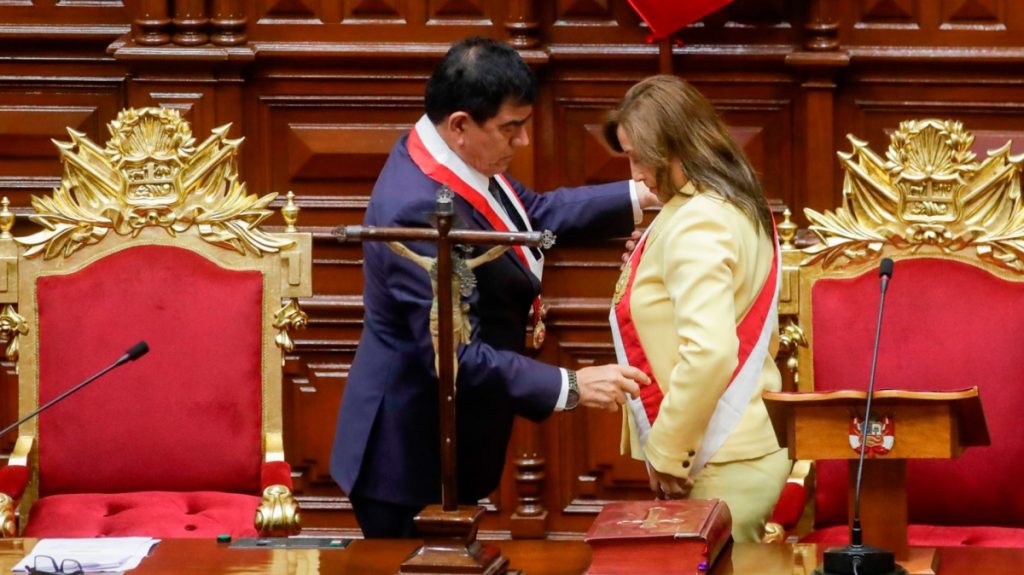 El Congreso de Perú tomó juramento a Dina Boluarte como presidenta