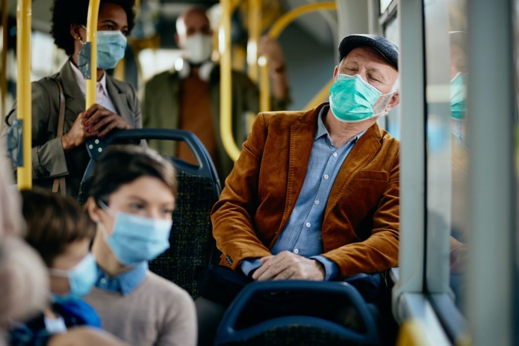 Siete de cada diez españoles están «de acuerdo» con el fin de la mascarilla en el transporte