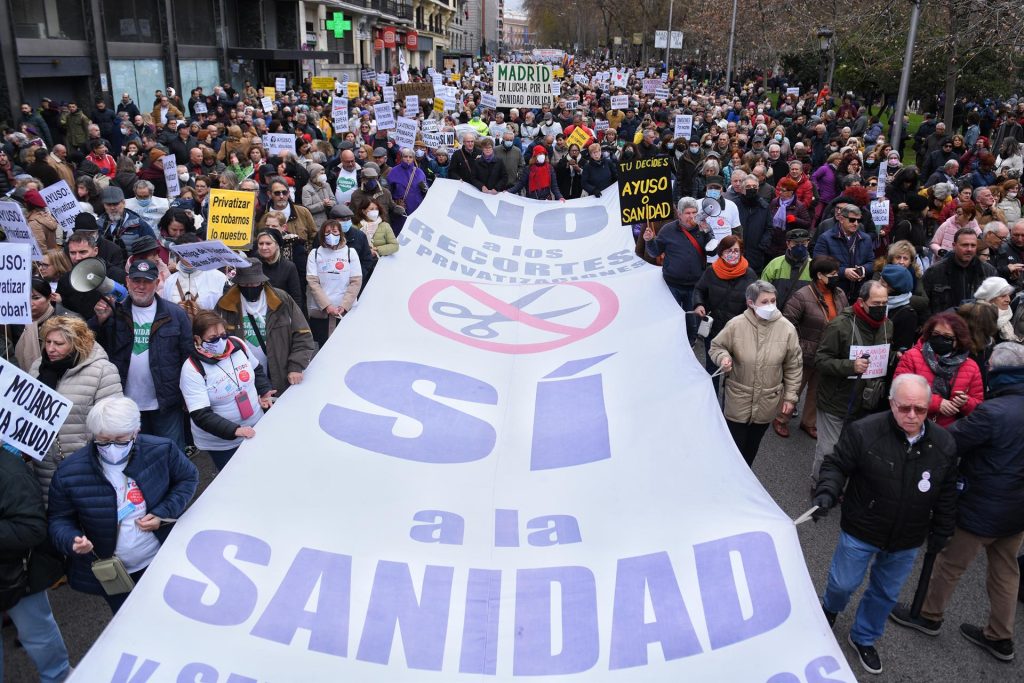 La Marea Blanca reúne a unos 30.000 manifestantes en Madrid, que vuelven a salir a la calle al grito de ‘Ayuso dimisión’