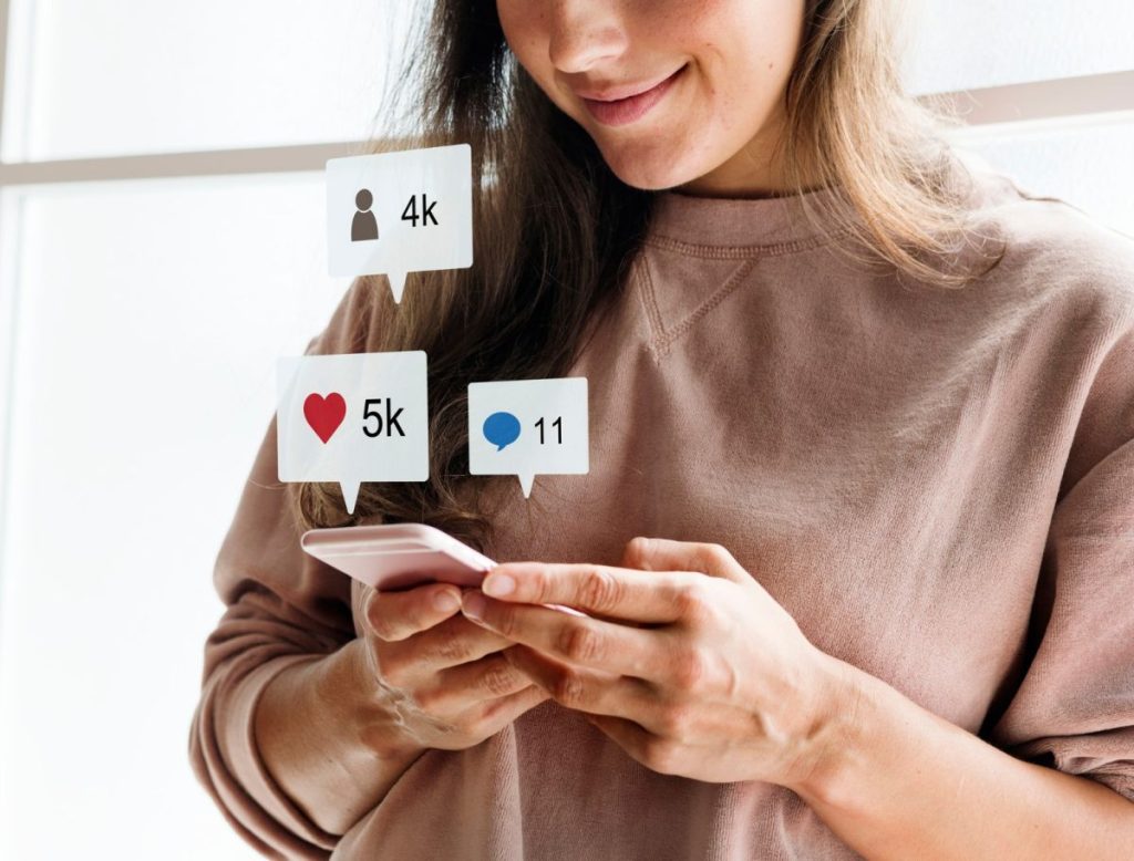Nueve de cada diez familias reconoce como un problema el impacto de los ‘influencers’ en la autoestima los jóvenes