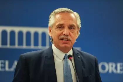 Fernández convoca a una mesa electoral oficialista mientras se agrava la crisis económica
