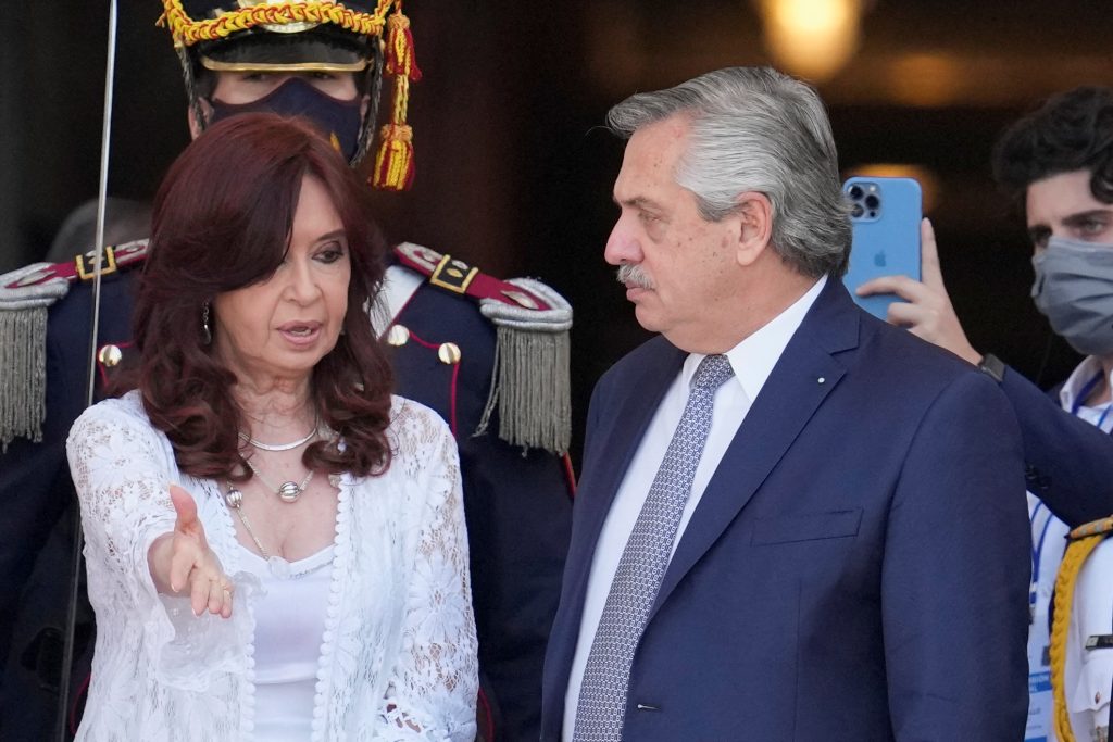 En medio de la grave crisis económica, el kirchnerismo exige a Fernández que baje su reelección