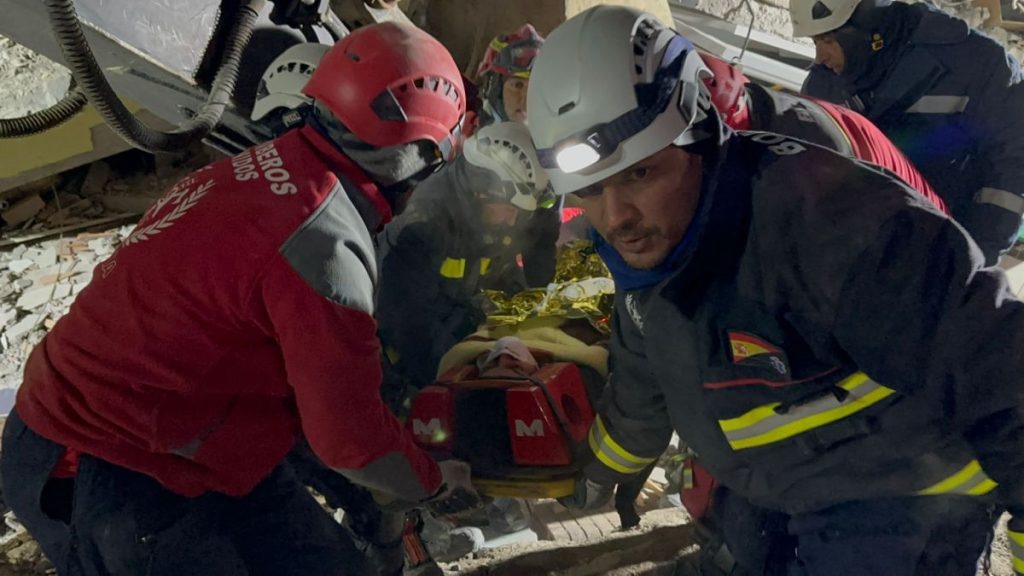 Miembros de Bomberos Unidos sin Fronteras rescatan a una joven atrapada por el terremoto tras 16 horas de trabajos