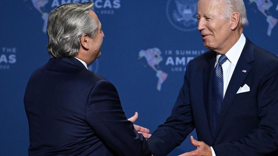 Alberto Fernández va a Dominicana y a ver a Biden en medio de la crisis económica y política
