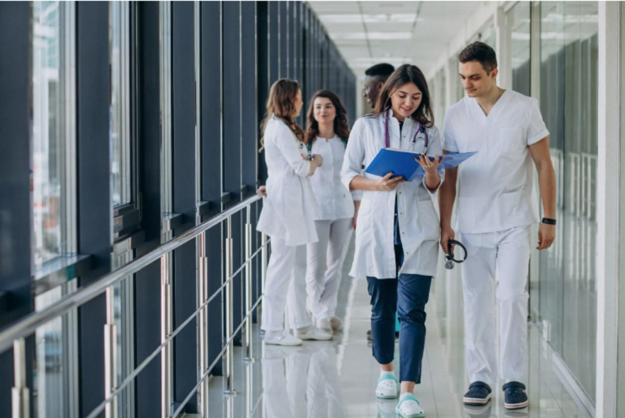 Más de 800 médicos fueron agredidos en 2022, un 38% más que el año anterior