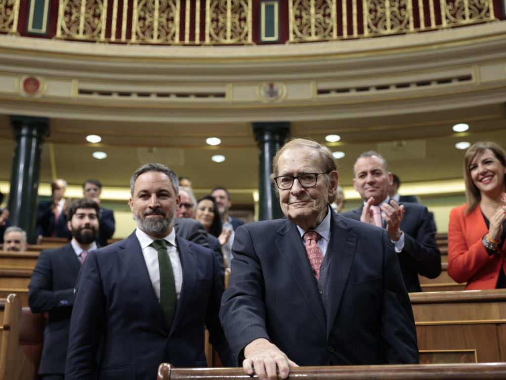 Tamames reclama un “cambio radical” frente a un Sánchez que se apropia de «otros poderes»
