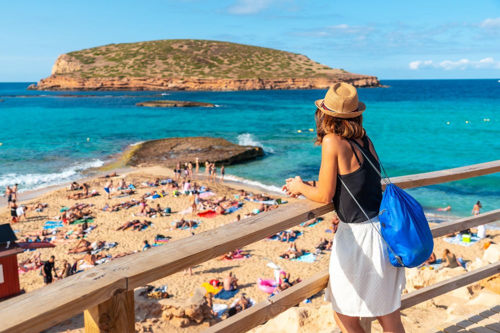 La llegada de turistas a España en enero iguala cifras prepandemia y su gasto las supera
