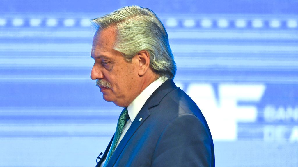 Con 18,6 millones de pobres y casi 4 M de indigentes, Fernández insiste en ir por su reelección