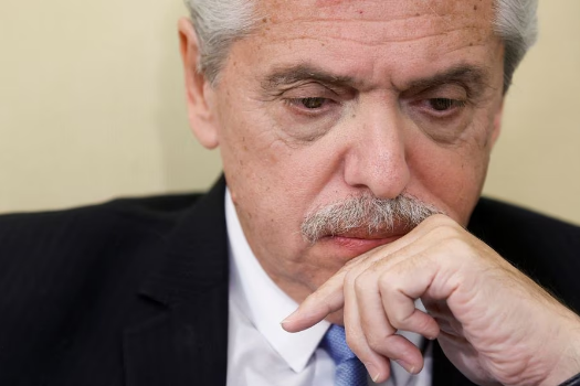 Fernández desistió de su reelección en medio de la crisis económica