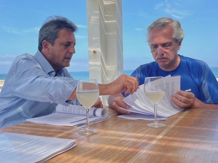 Massa y Fernández priorizan sus viajes por el mundo pero la Inflación y pobreza no paran