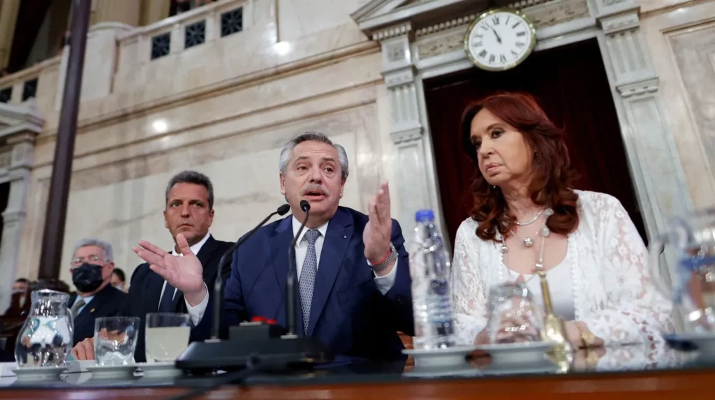 Con 104,3% de inflación interanual, el gobierno argentino se desintegra