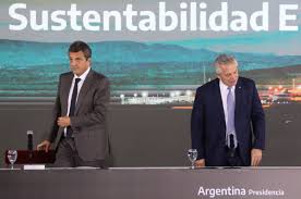 Forzado por Massa y Cristina Kirchner, Fernández bajó su reelección y se agudiza la crisis