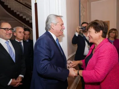 Mientras se agrava la crisis, Cristina Kirchner y Fernández discuten por el acuerdo con el FMI