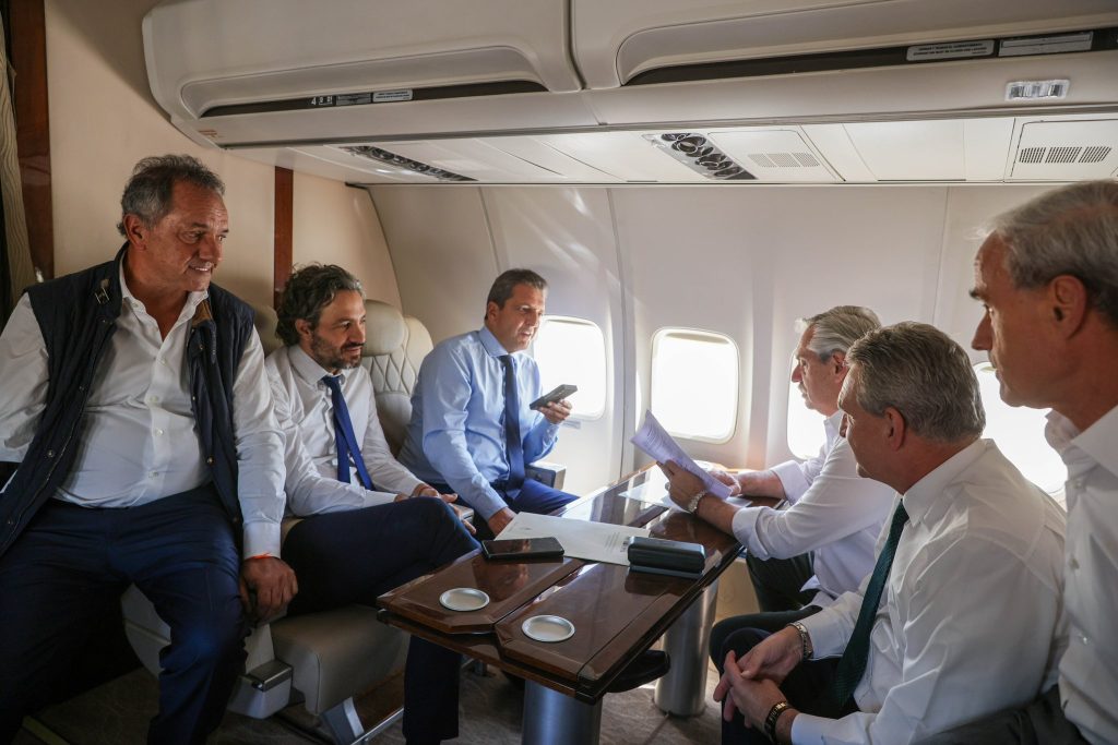 En medio de la crisis, Fernández y una nutrida comitiva llegó a Brasil para pedir ayuda