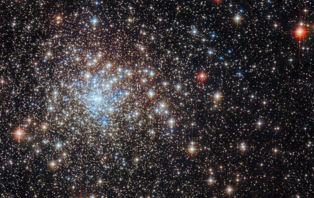 Hubble se asoma a un cúmulo estelar reluciente