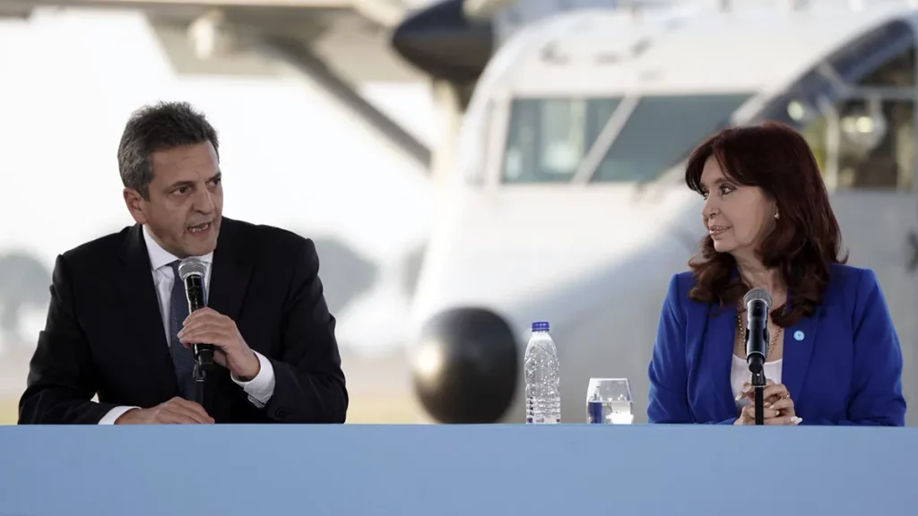 Cristina Kirchner explicitó su apoyo a Massa, criticó a Fernández y rescató a De Pedro