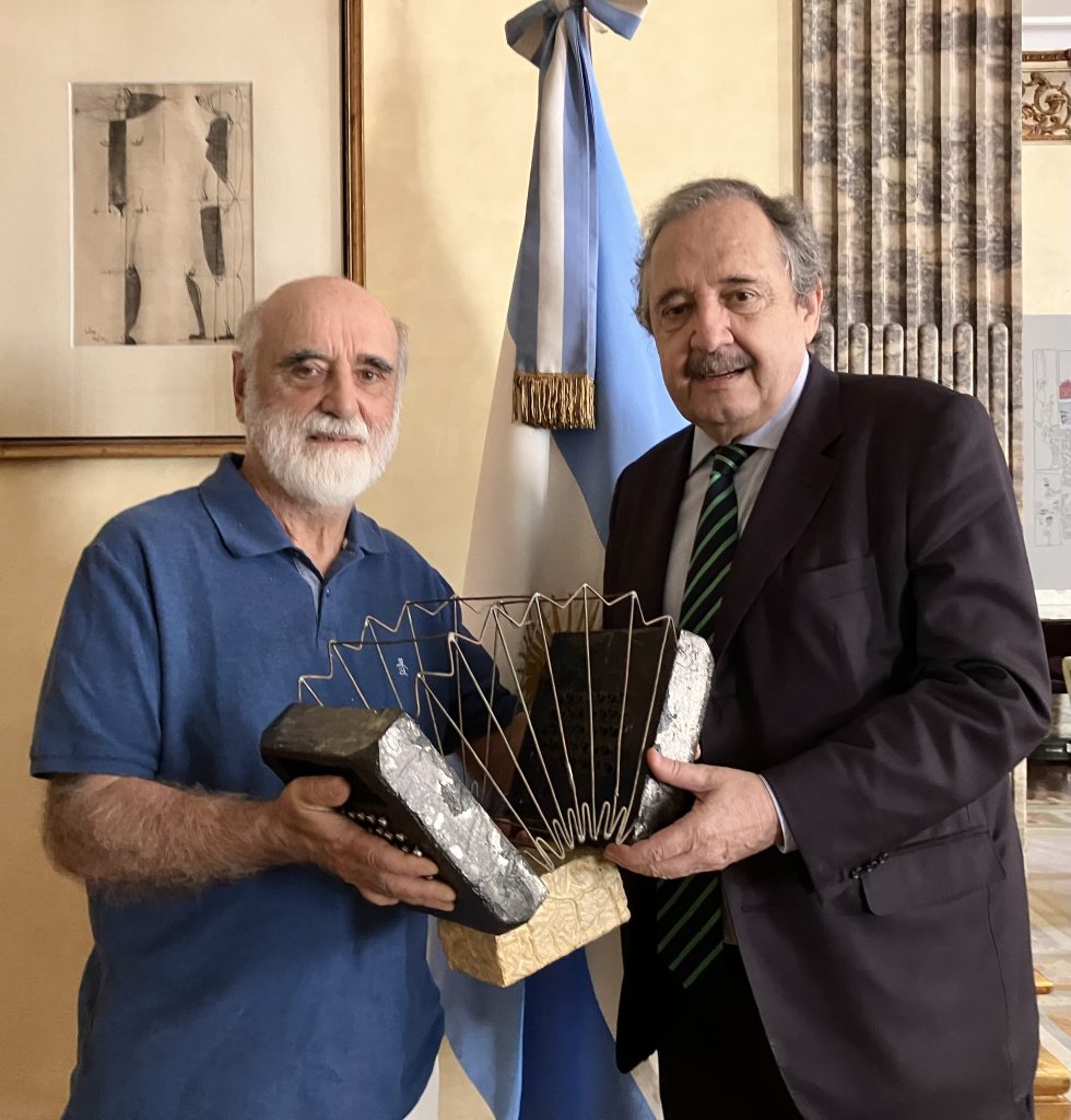 Mi bandoneón en la Embajada Argentina
