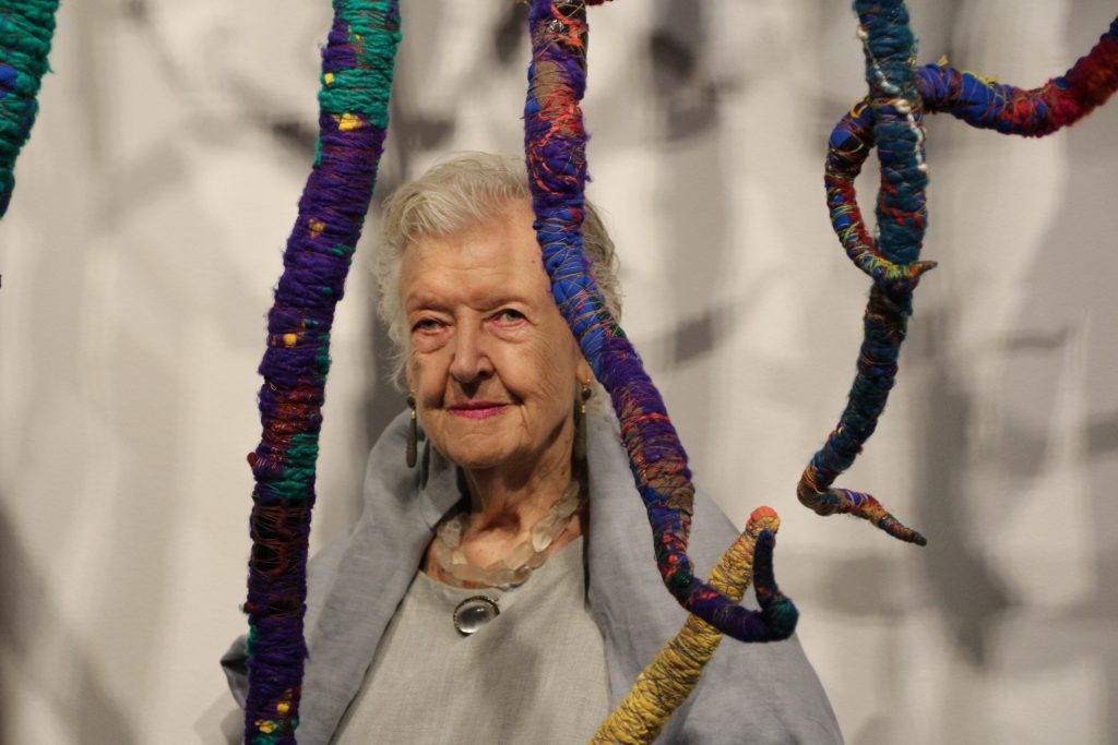 Sheila Hicks presenta en Málaga Un tiempo propio. Librarse de las ataduras de lo cotidiano