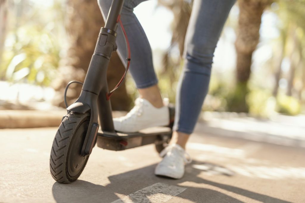 Expertos aconsejan a los usuarios de patinetes contratar un seguro y que el vehículo cuente con el marcado CE
