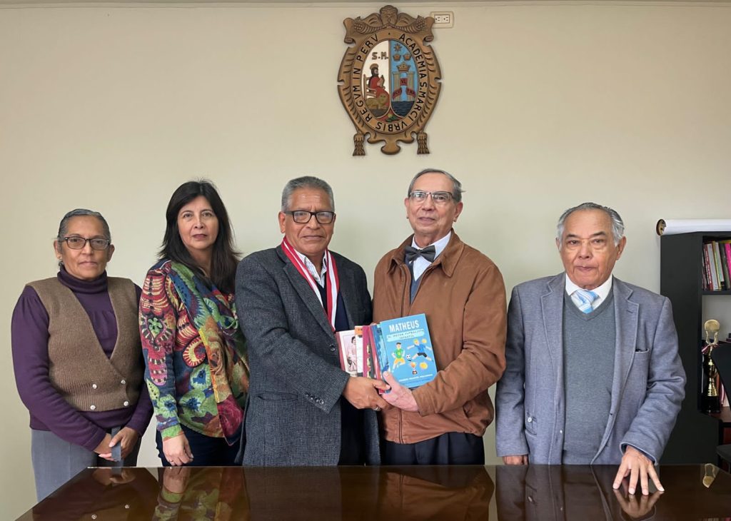 Prestigiosa universidad peruana recibe libros del Dr. Zenobio Saldivia / DONACIÓN DE LUJO