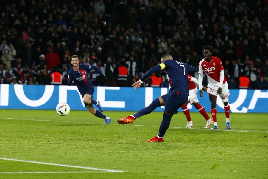 Francia sigue los pasos de España en acuerdo con CVC para impulsar fútbol profesional.