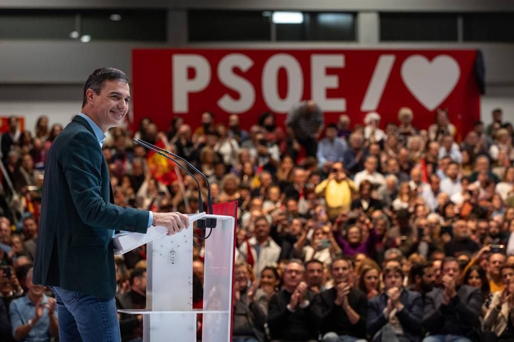 Palabras de Sánchez generan aplausos y muestras de apoyo en acto del PSOE