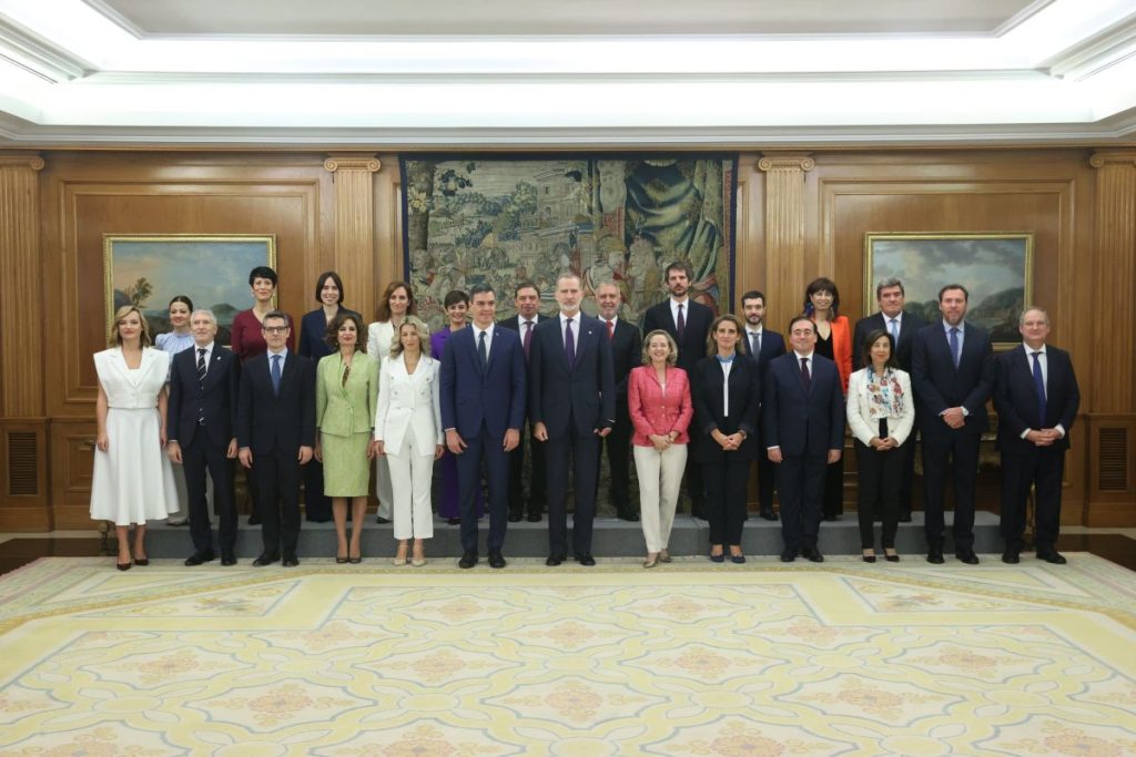 Nervios y sonrisas en la toma de posesión de los ministros
