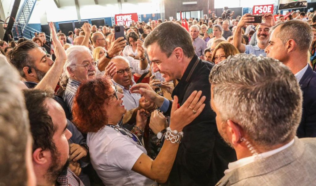 Pedro Sánchez busca apoyo de la militancia socialista en acto en Madrid.