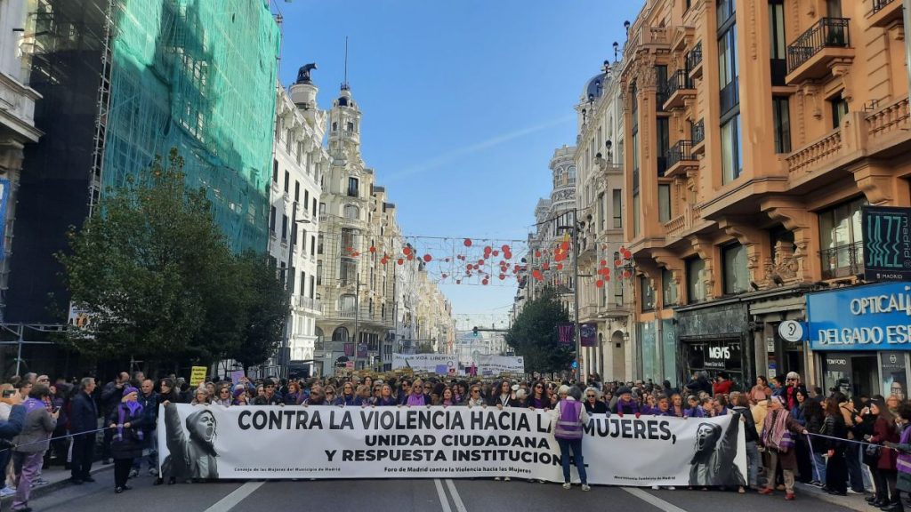 Miles de personas claman por la «unidad» del feminismo contra la violencia machista en Madrid