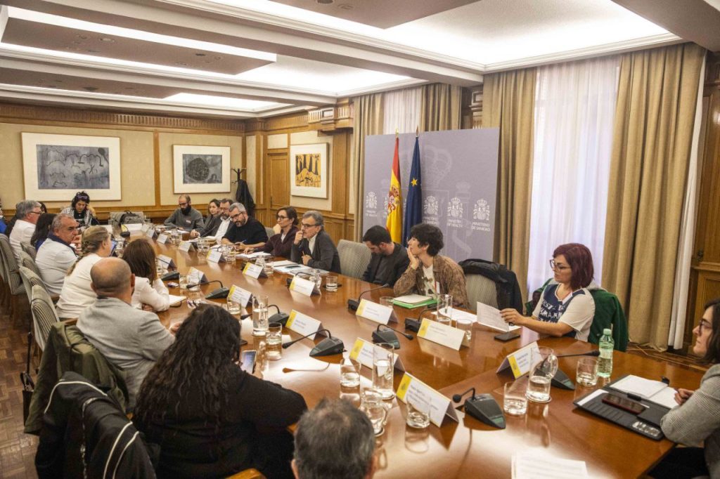 García se reúne con las organizaciones sociales para “recuperar la universalidad de la Sanidad”
