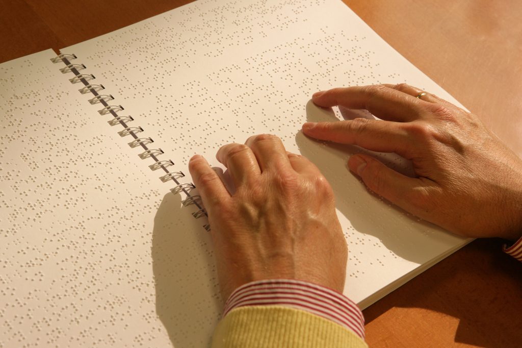 El uso del braille permite a las personas ciegas ser más independientes en su vida diaria