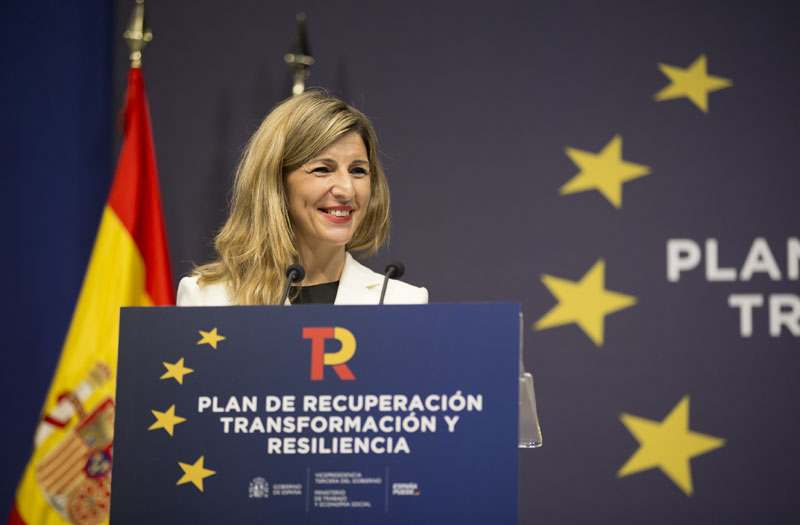 Ministra de Trabajo acusa a Podemos de “golpear a los trabajadores”