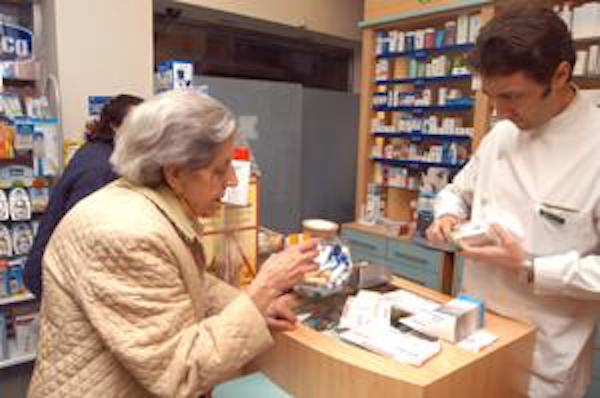 Estudio revela que las mujeres reciben dosis más altas de medicamentos