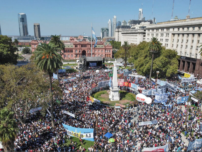Multitud en Plaza de Mayo conmemora Día de la Memoria por la Verdad y la Justicia