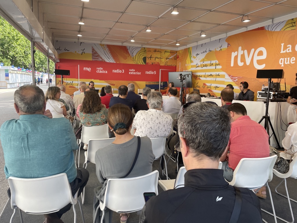 Premio Lealtad 2024 entregado a RTVE por su apoyo a la Feria del Libro